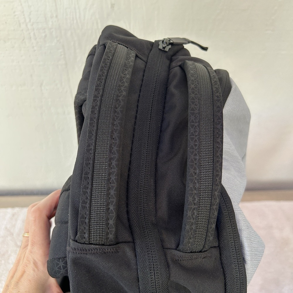 The North Face Stalwart Laptop Backpack Black/Gray Invisalign Logo BNWT - Picture 10 of 14